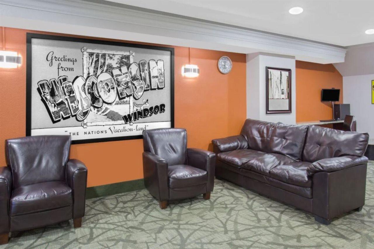 Super 8 By Wyndham Windsor/Madison North Hotel Eksteriør billede