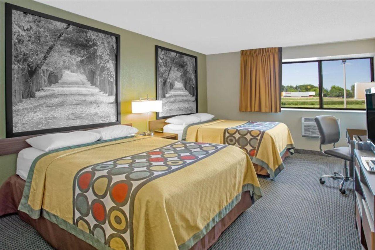 Super 8 By Wyndham Windsor/Madison North Hotel Eksteriør billede