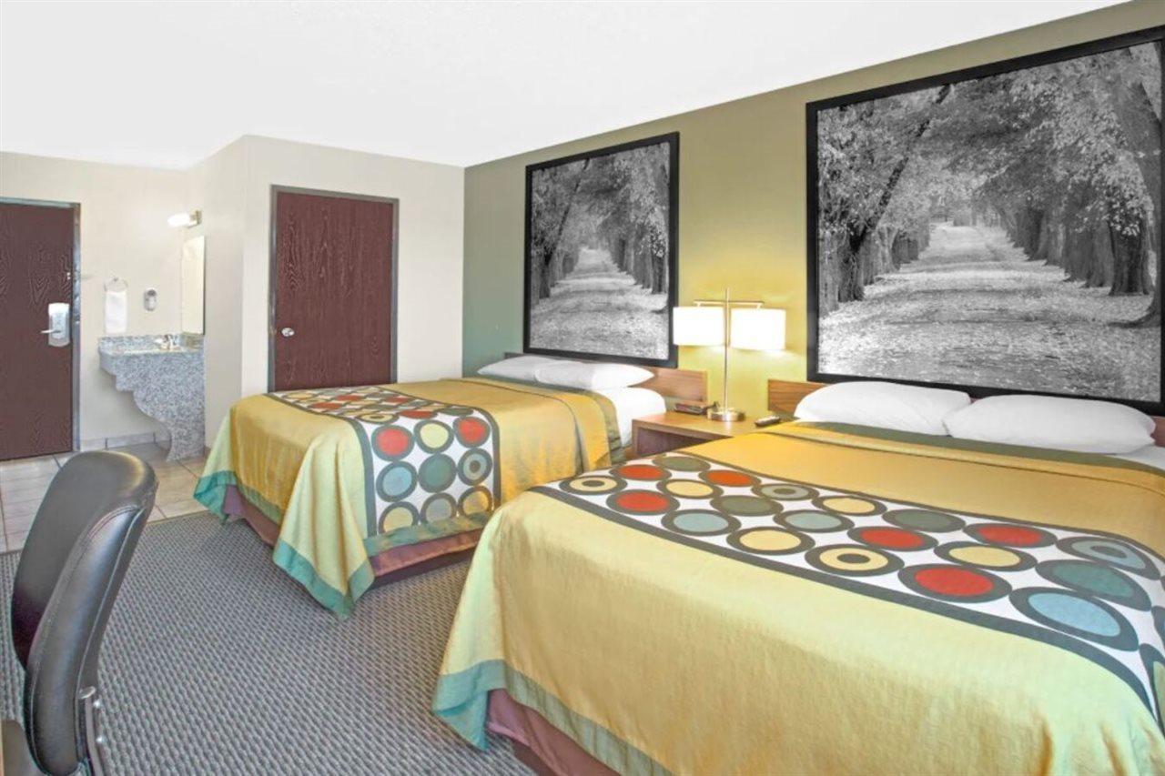 Super 8 By Wyndham Windsor/Madison North Hotel Eksteriør billede