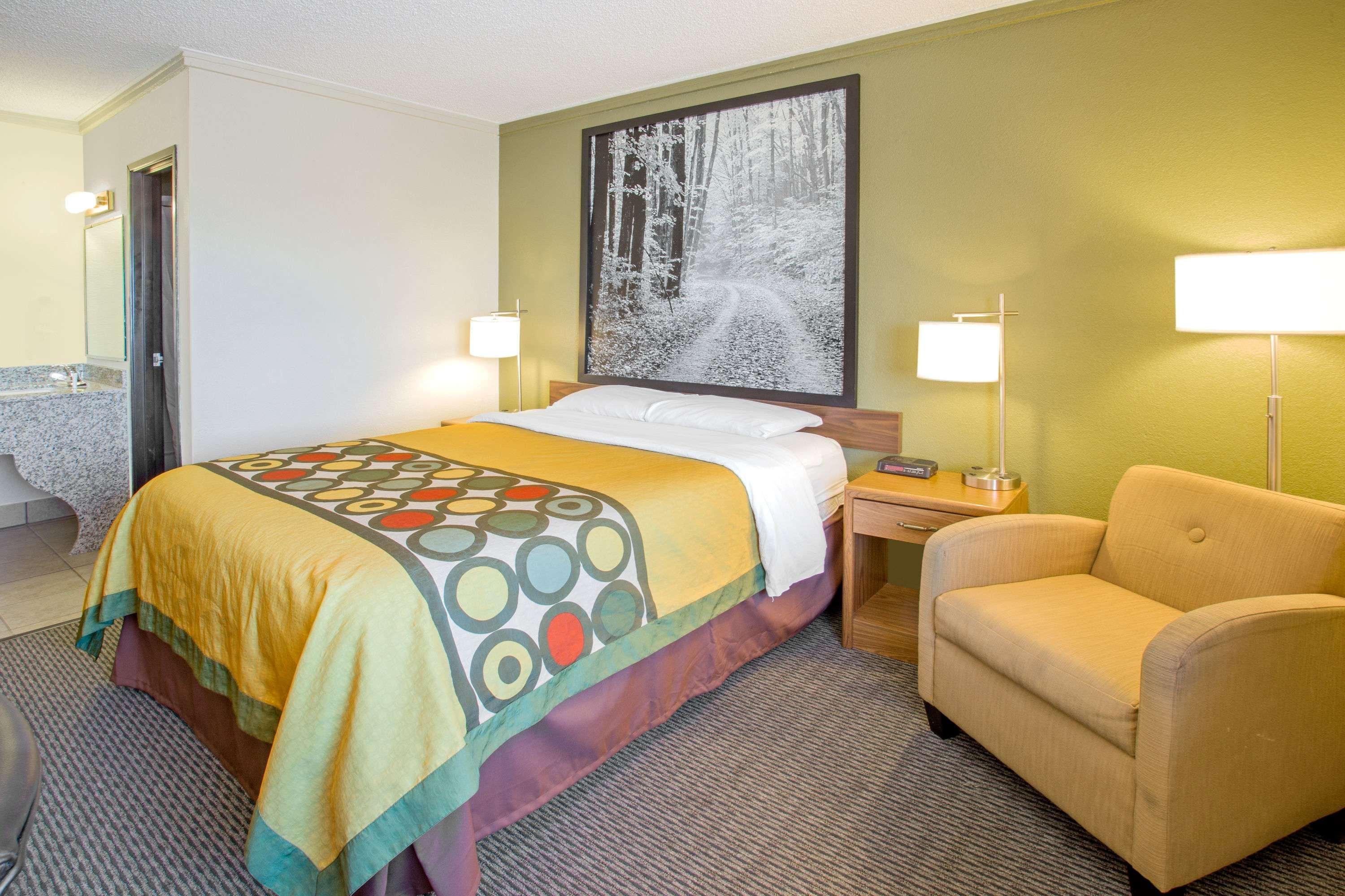 Super 8 By Wyndham Windsor/Madison North Hotel Eksteriør billede