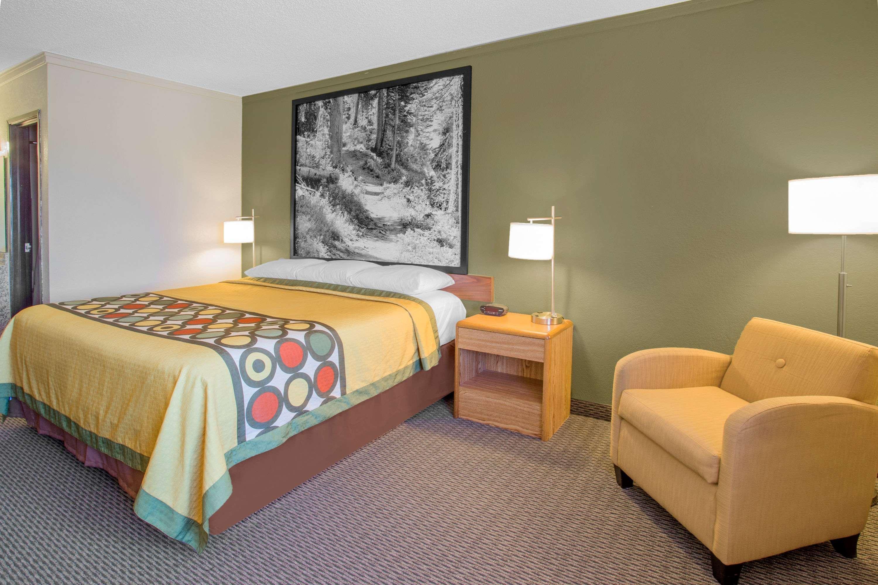 Super 8 By Wyndham Windsor/Madison North Hotel Eksteriør billede