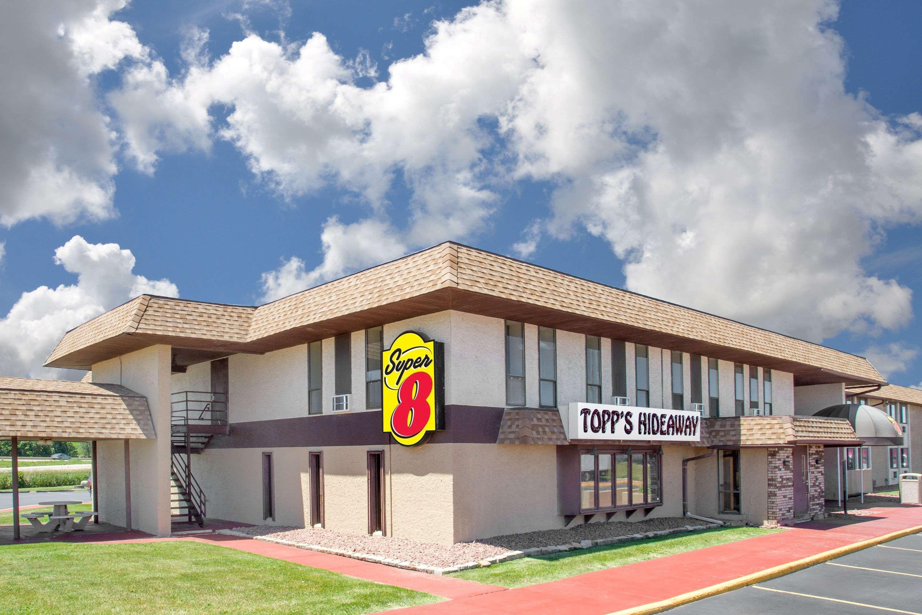 Super 8 By Wyndham Windsor/Madison North Hotel Eksteriør billede