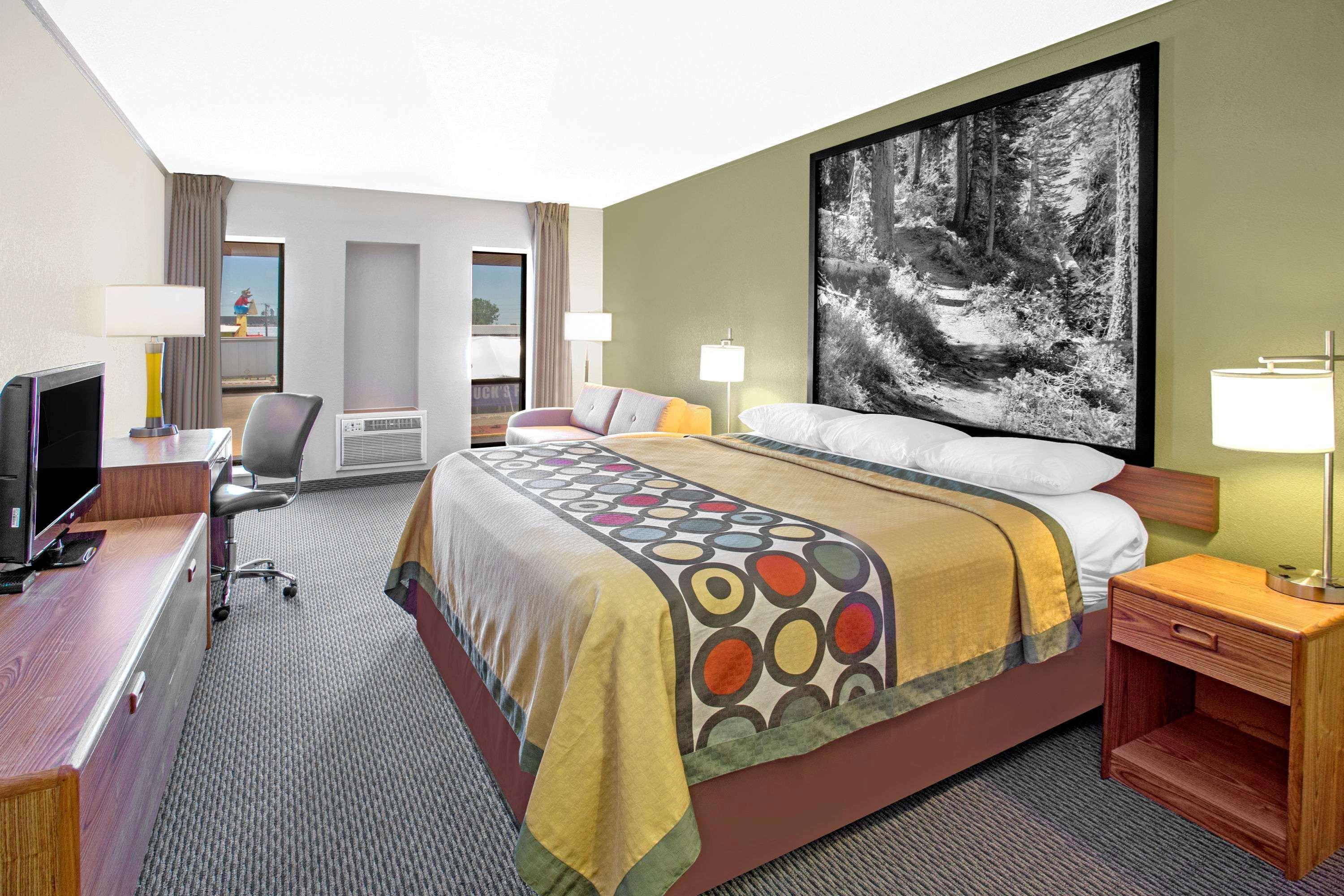 Super 8 By Wyndham Windsor/Madison North Hotel Eksteriør billede