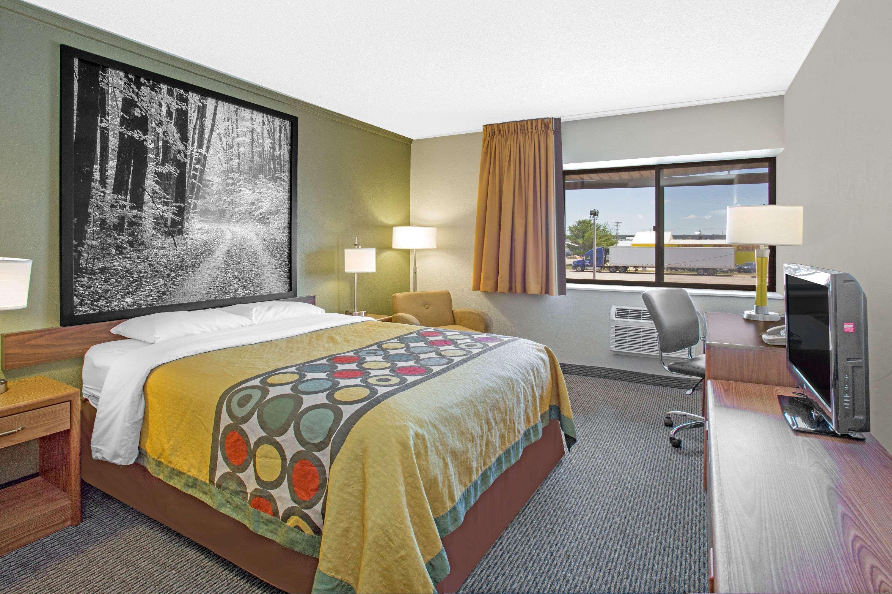 Super 8 By Wyndham Windsor/Madison North Hotel Eksteriør billede