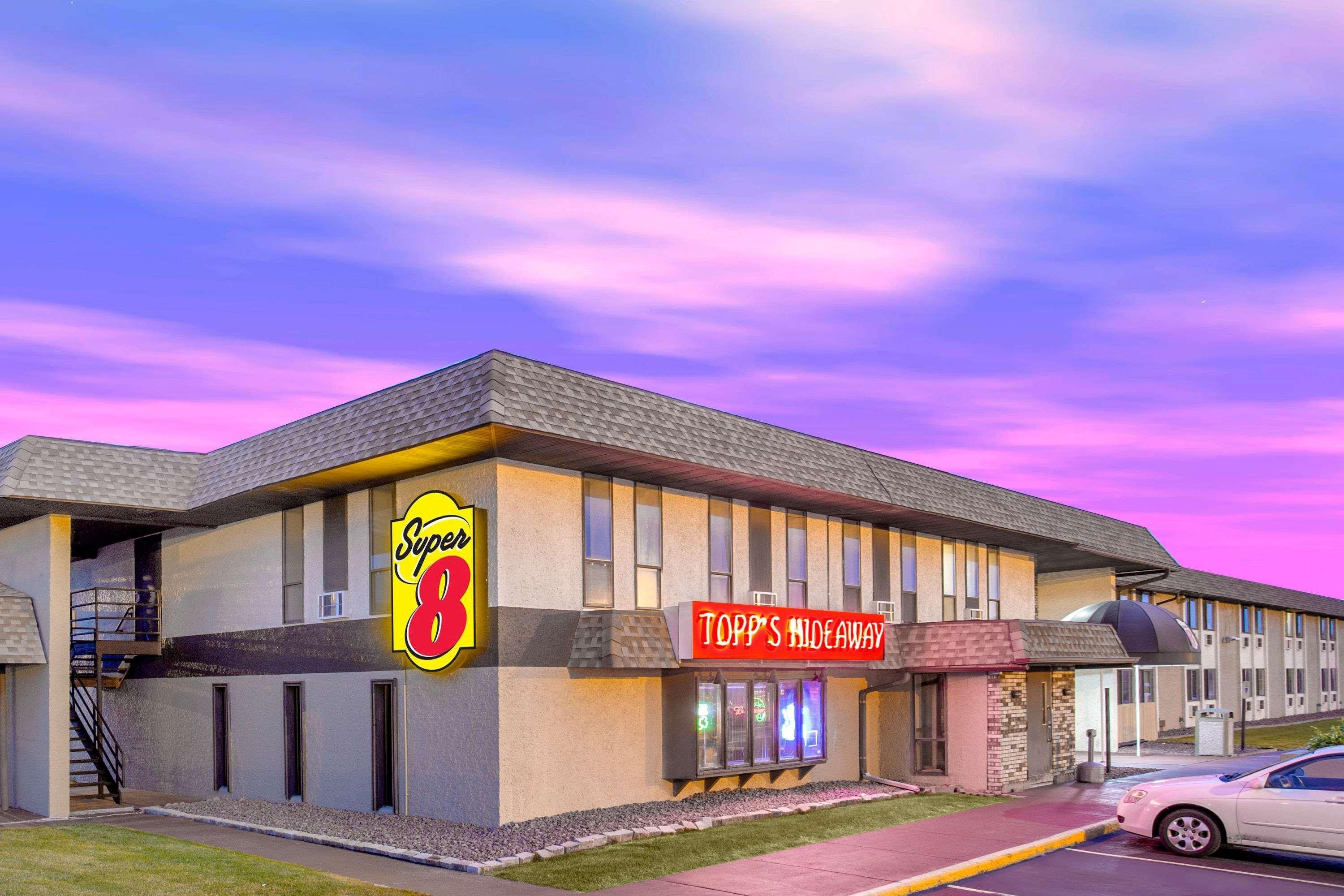 Super 8 By Wyndham Windsor/Madison North Hotel Eksteriør billede