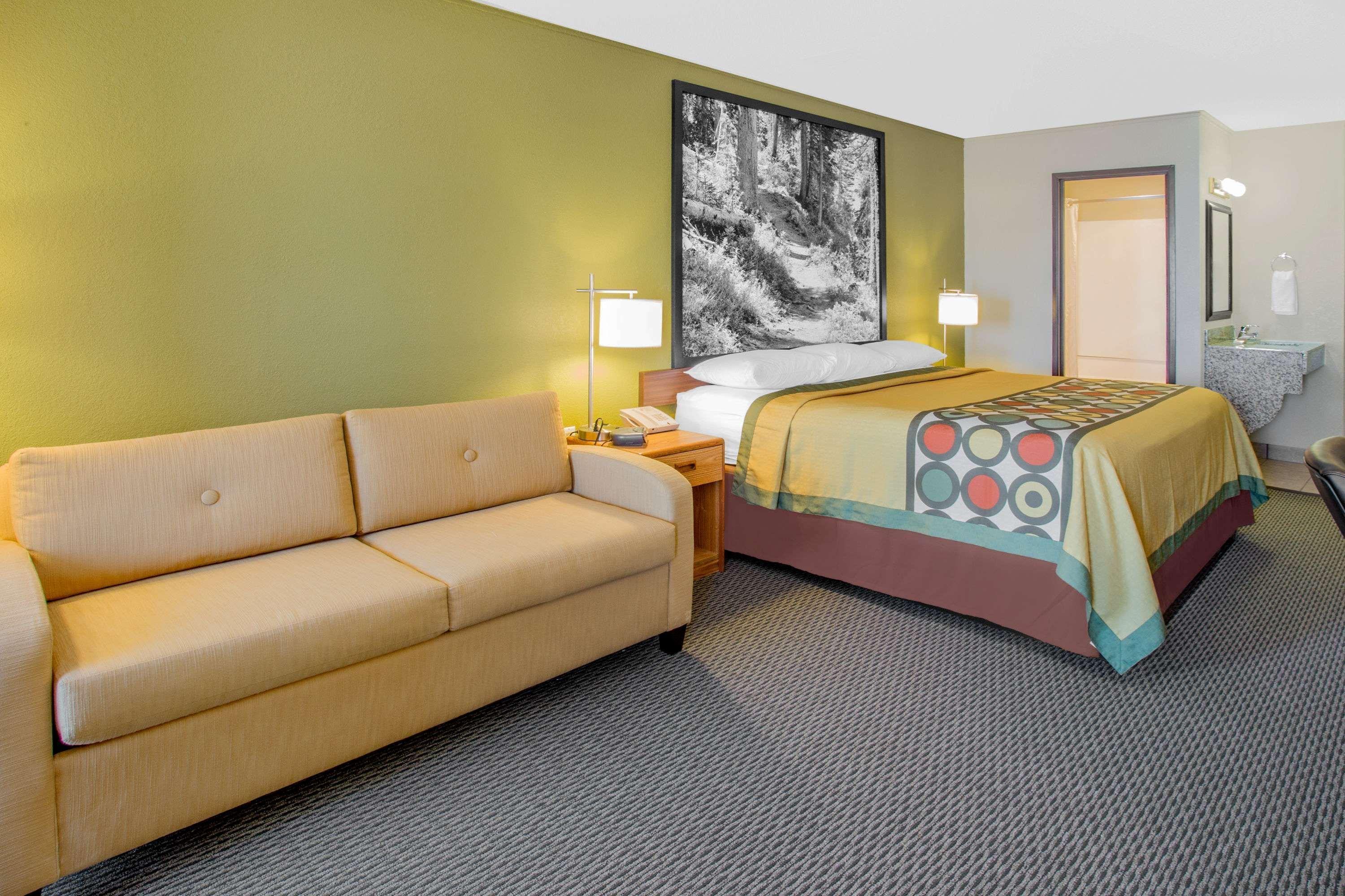 Super 8 By Wyndham Windsor/Madison North Hotel Eksteriør billede