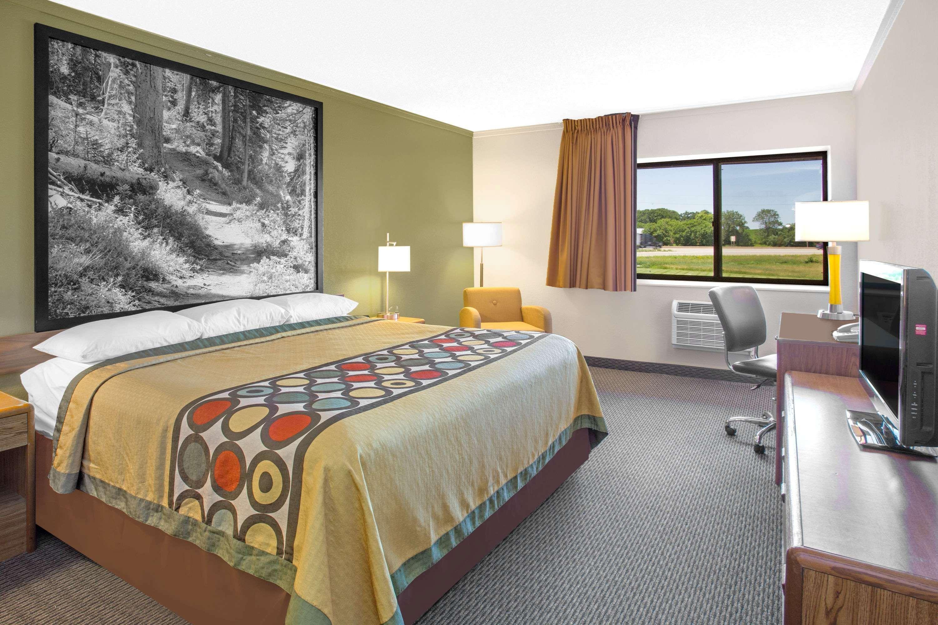 Super 8 By Wyndham Windsor/Madison North Hotel Eksteriør billede