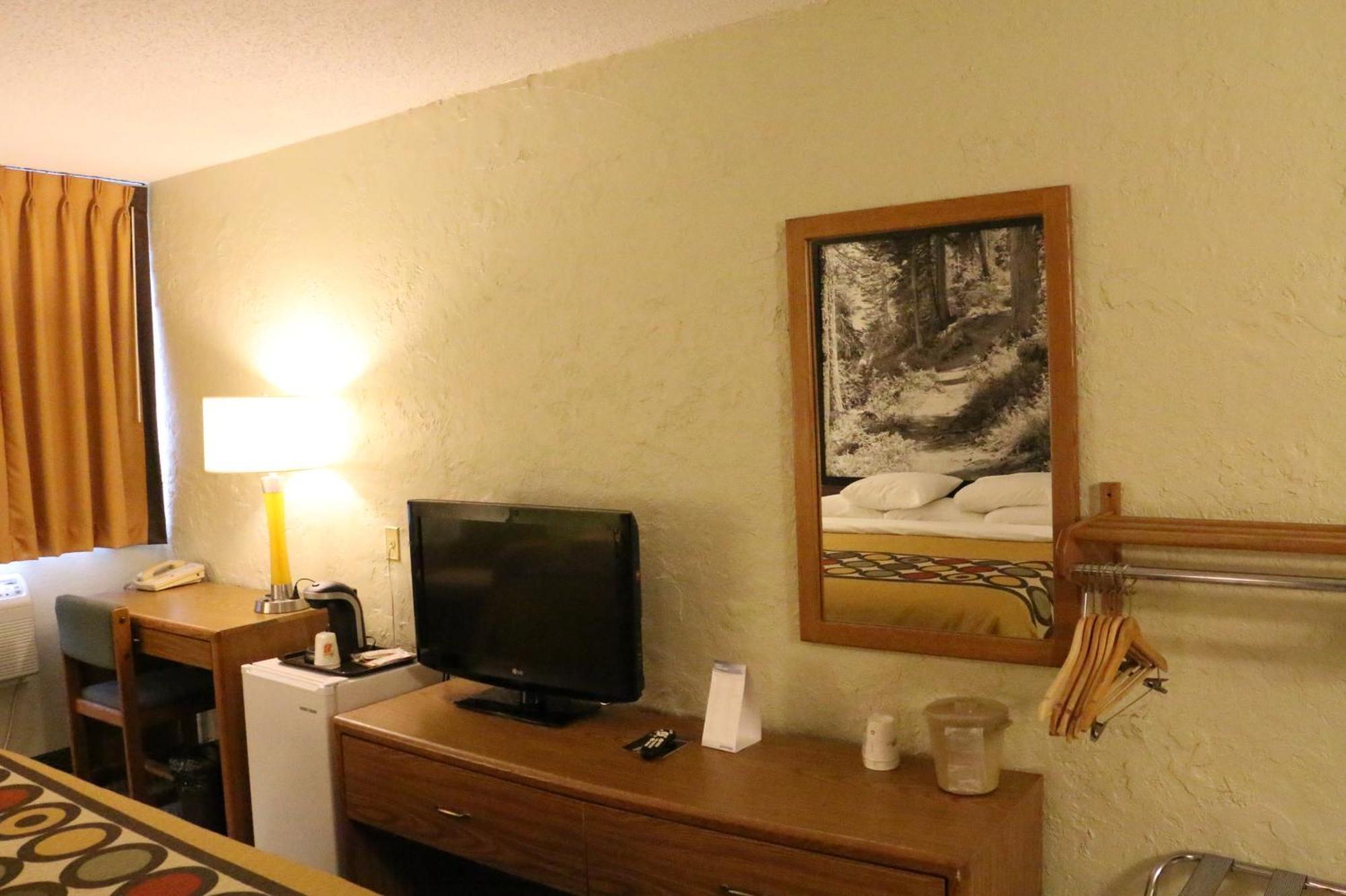 Super 8 By Wyndham Windsor/Madison North Hotel Værelse billede
