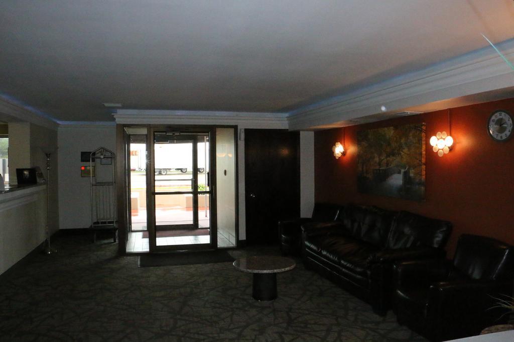 Super 8 By Wyndham Windsor/Madison North Hotel Eksteriør billede