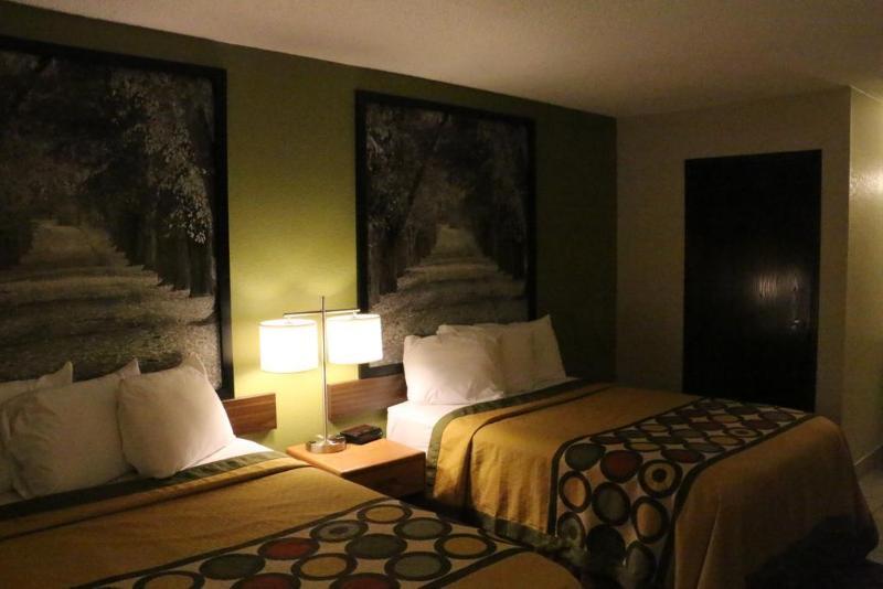 Super 8 By Wyndham Windsor/Madison North Hotel Eksteriør billede