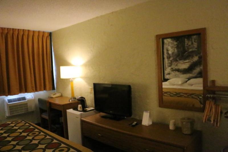 Super 8 By Wyndham Windsor/Madison North Hotel Eksteriør billede