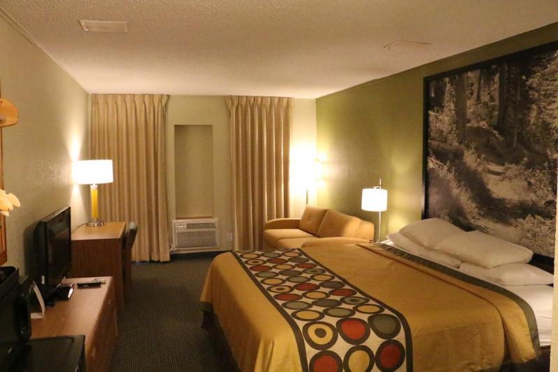 Super 8 By Wyndham Windsor/Madison North Hotel Eksteriør billede